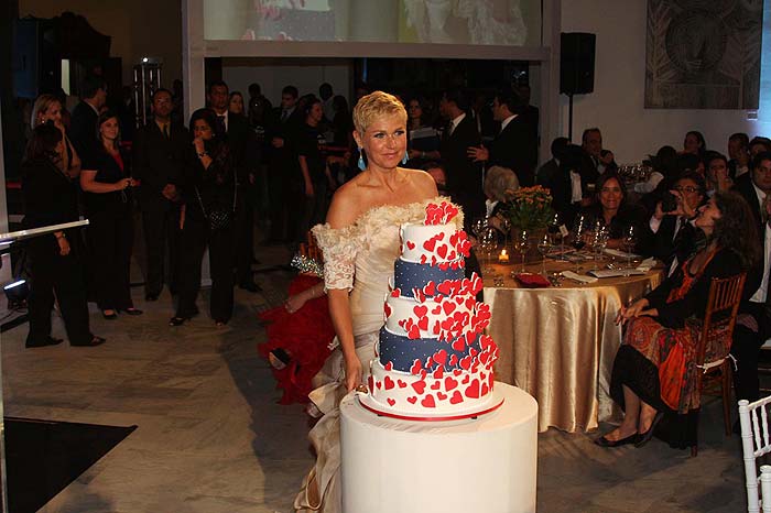 Xuxa é homenageada com bolo em leilão beneficente no Palácio dos Bandeirantes, São Paulo