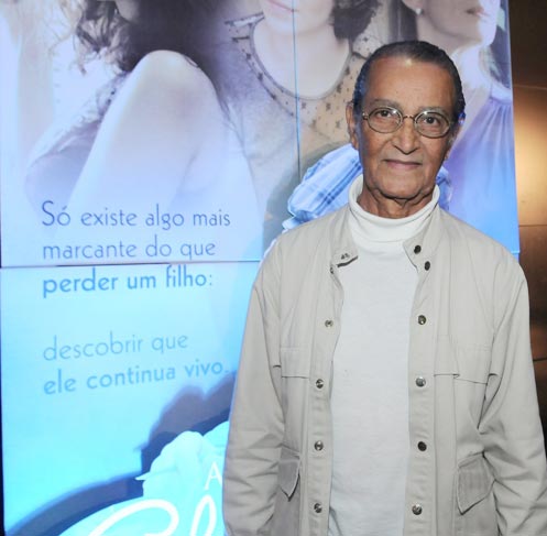 Ex-BBB Tessália vai à pré-estreia de filme, em São Paulo