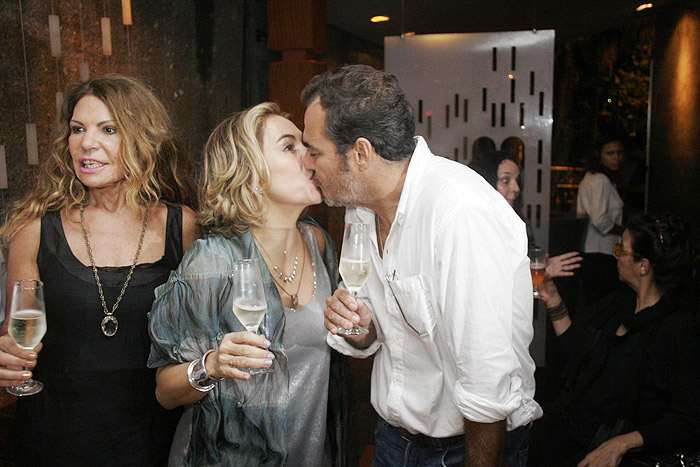 A atriz trocou beijos com o namorado, Jorge Barata