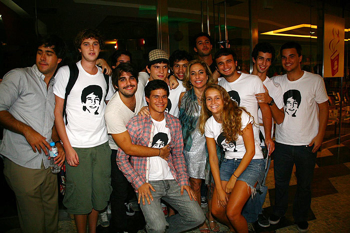 Os amigos vestiram camisetas com o rosto de Rafael estampado 