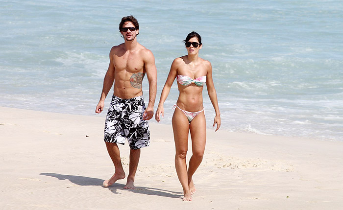 Casal curtiu o dia de sol na praia 