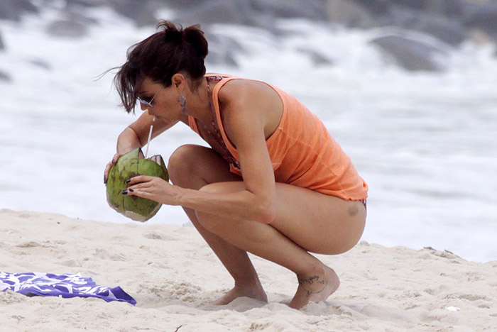 Luana Piovani se se refrecou tomando água de coco