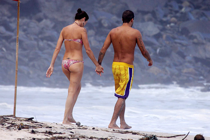 Casal se refrescou do forte calor dando um mergulho no mar