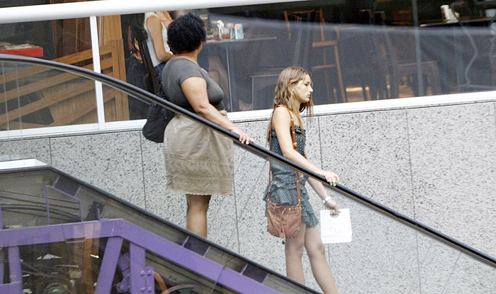 Sasha e Maria descem pelas escadas rolante