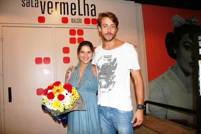 Com as flores na mão, a atriz posa com o namorado, Renan Abreu