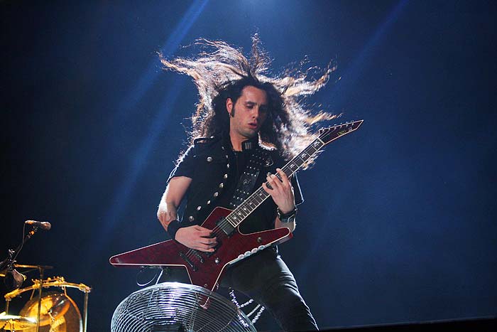 O guitarrista Gus G durante show de Ozzy Osbourne, no Arena Anhembi, em São Paulo