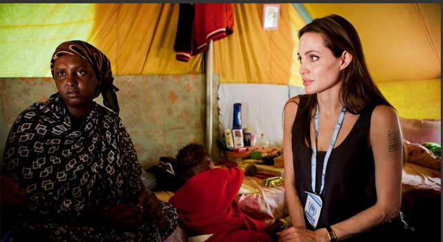 Angelina Jolie visita campo de refugiados da Líbia O Fuxico Reprodução UNHCR 