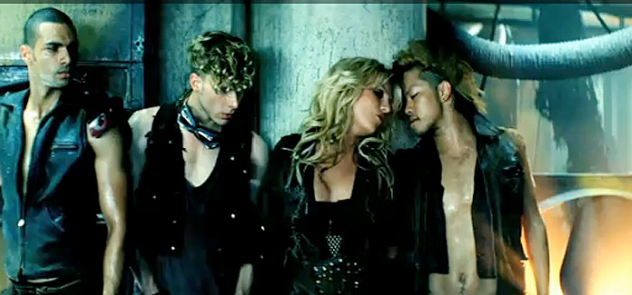 Britney Spears esbanja sensualidade em coreografias de seu novo clipe