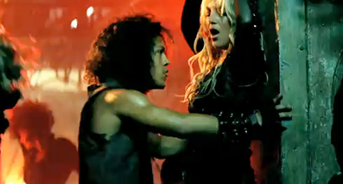 Britney Spears esbanja sensualidade em coreografias de seu novo clipe
