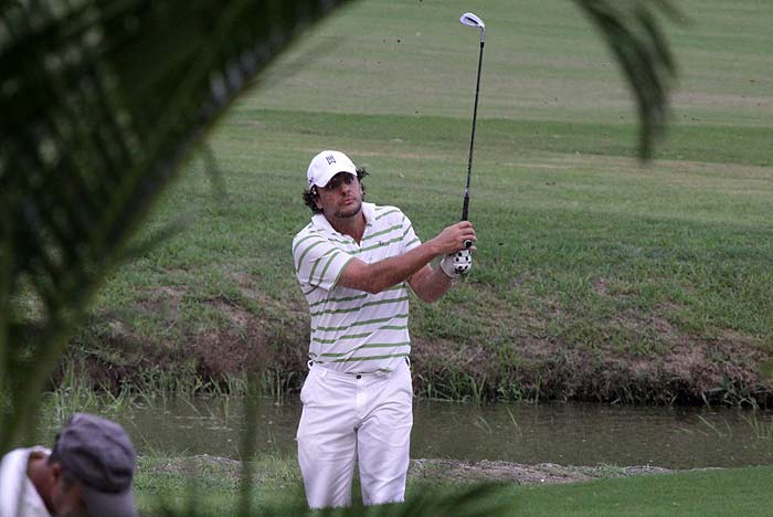 Rodrigo Lombardi joga golfe, no Rio de Janeiro