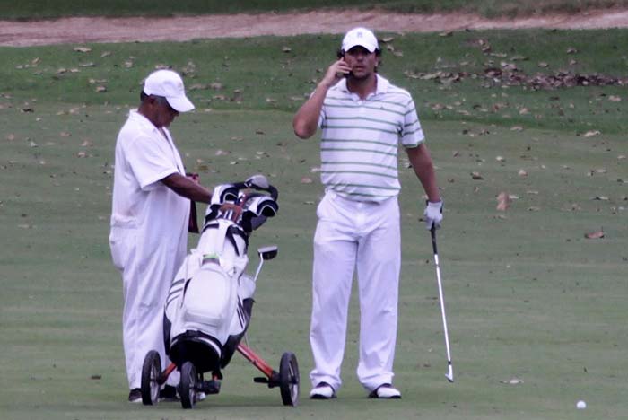 Rodrigo Lombardi joga golfe, no Rio de Janeiro