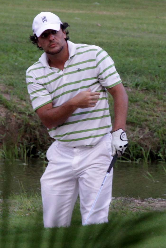 Rodrigo Lombardi joga golfe, no Rio de Janeiro