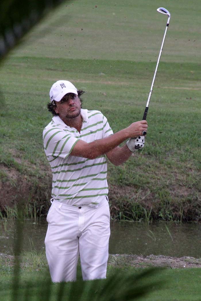 Rodrigo Lombardi joga golfe, no Rio de Janeiro