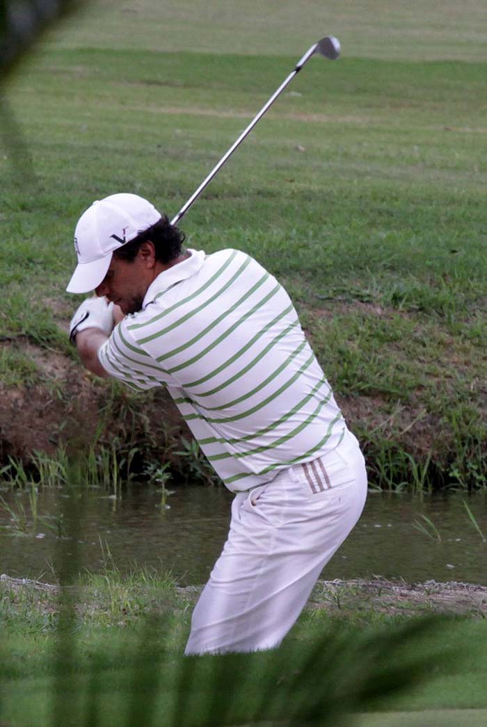 Rodrigo Lombardi joga golfe, no Rio de Janeiro