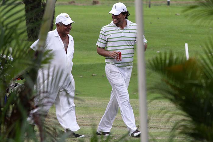 Rodrigo Lombardi joga golfe, no Rio de Janeiro