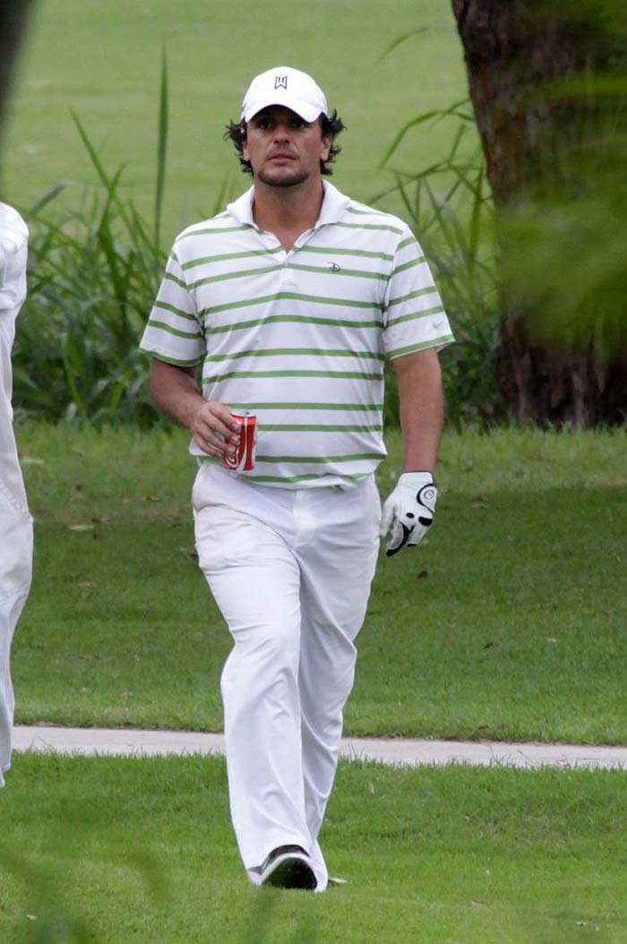 Rodrigo Lombardi joga golfe, no Rio de Janeiro