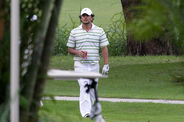 Rodrigo Lombardi joga golfe, no Rio de Janeiro