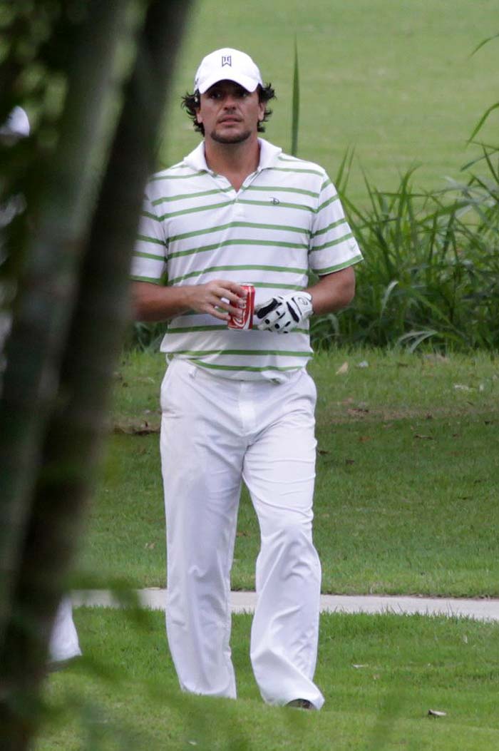 Rodrigo Lombardi joga golfe, no Rio de Janeiro