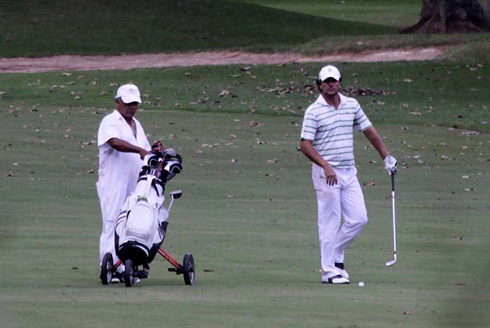 Rodrigo Lombardi joga golfe, no Rio de Janeiro