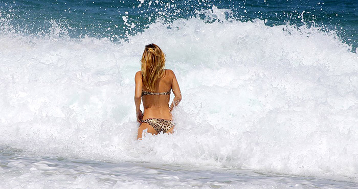 Carolina Dickmann desfilas as belas curvas em praia carioca