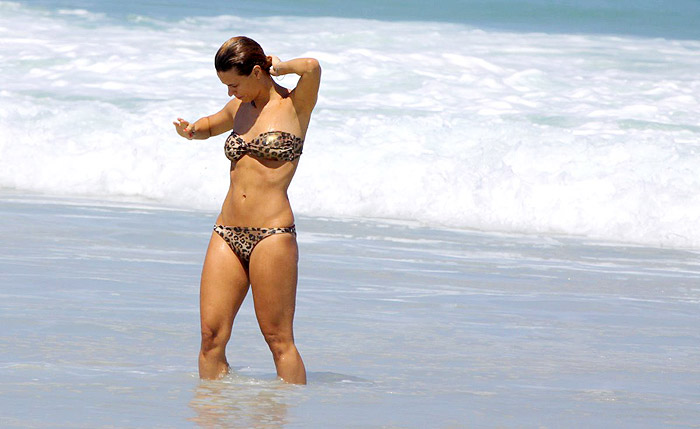 Carolina Dickmann desfilas as belas curvas em praia carioca