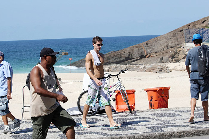 Jonatas Faro e Giovanna Lancellotti gravam cenas de beijo na praia 