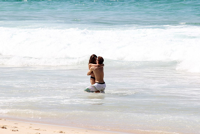 Jonatas Faro e Giovanna Lancellotti gravam cenas de beijo na praia 