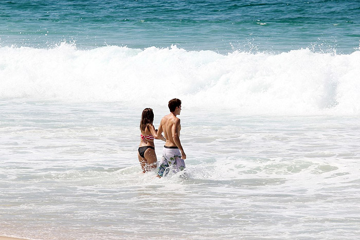 Jonatas Faro e Giovanna Lancellotti gravam cenas de beijo na praia 