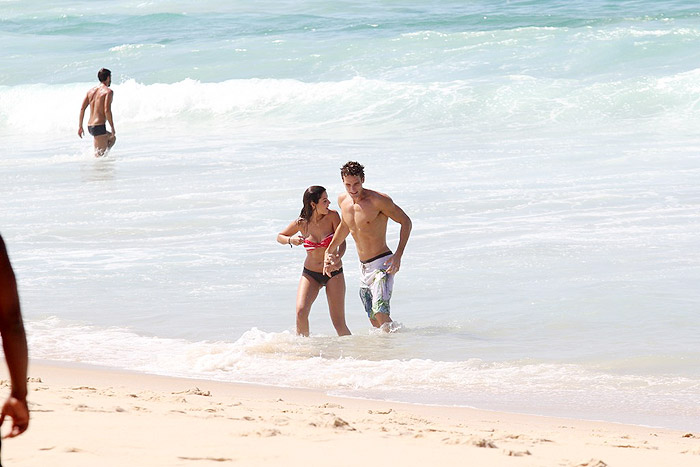 Jonatas Faro e Giovanna Lancellotti gravam cenas de beijo na praia 