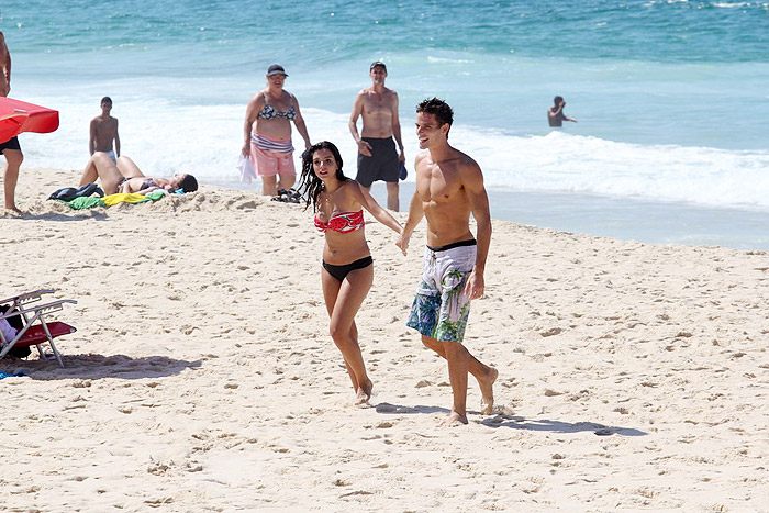 Jonatas Faro e Giovanna Lancellotti gravam cenas de beijo na praia 