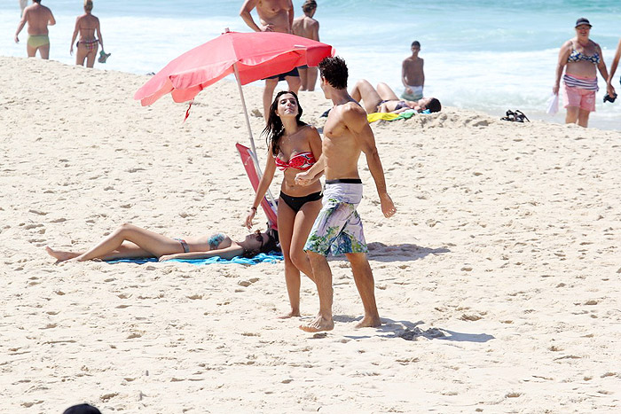 Jonatas Faro e Giovanna Lancellotti gravam cenas de beijo na praia 