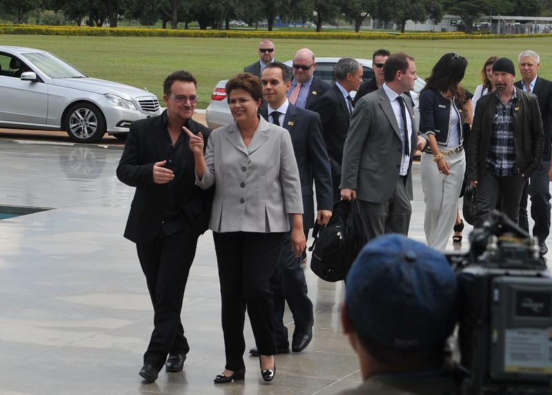 Dilma recebe o líder e vocalista da banda irlandesa U2, Bono Vox