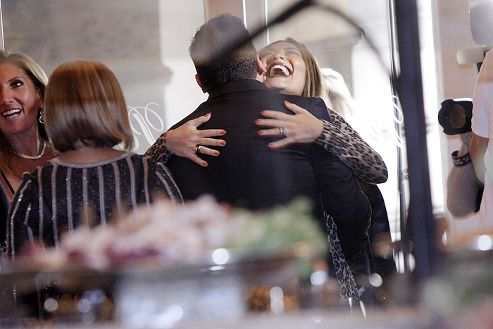 Juliana Paes dá o seu abraço em Marco Antonio Di Biaggi.