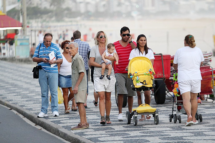 Adriane saiu com o filho para passear acompanha pela babá e por um amigo