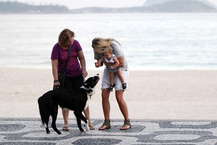 Adriane Galisteu parou para o filho brincar com o cachorro