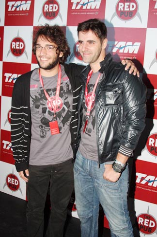 Rodrigo Lopez e Humberto Carrão curtem último show do U2 em São Paulo.