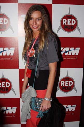 Mariana Weickert posa para foto no show do U2