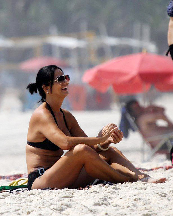 Luiza Brunet se diverte com o filho na praia