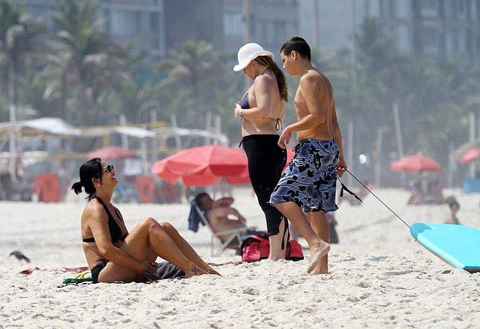 Luiza Brunet se diverte com o filho na praia