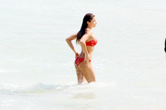 No mar, a atriz mergulha e mostra suas curvas