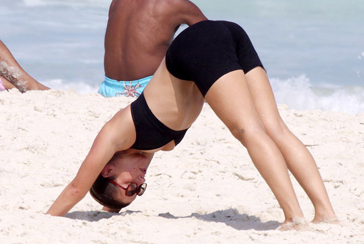 Juliana Didone pratica Ioga na praia