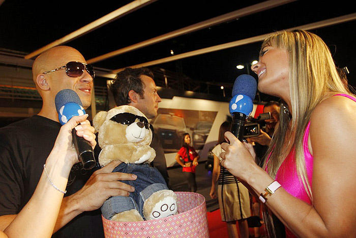 Vin Diesel ganha urso de pelúcia de Juju Panicat