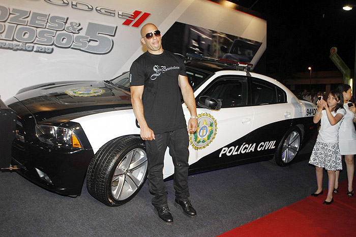 Vin Diesel posa para foto na frente de carro da polícia