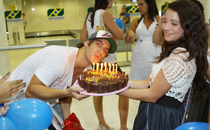 O ex-BBB Maumau assoprou as velinhas no aeroporto