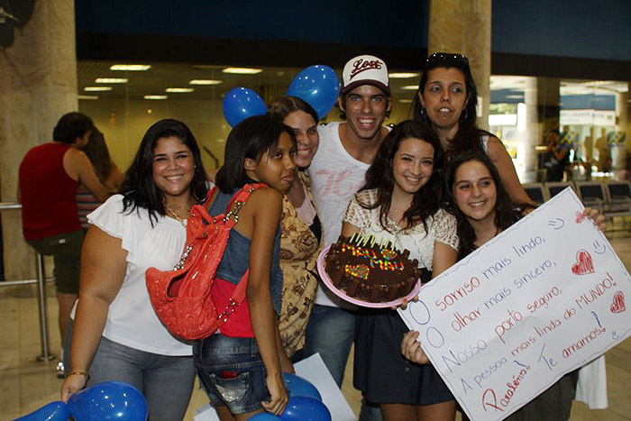 Maumau fez questão de posar com as fãs para a foto