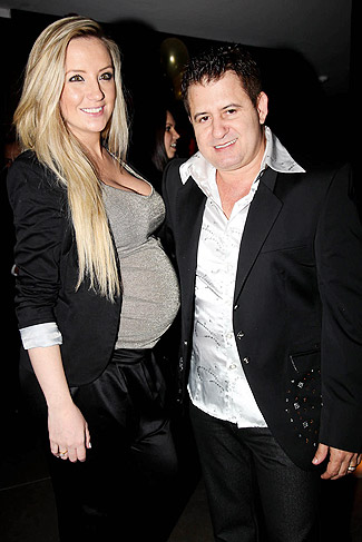 Marrone com a esposa Natalia Portes, grávida de 9 meses