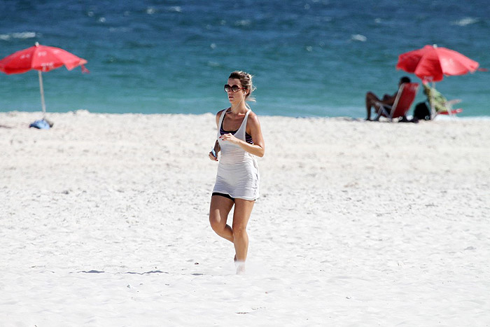 Juliana Didone correu nas areias da praia 