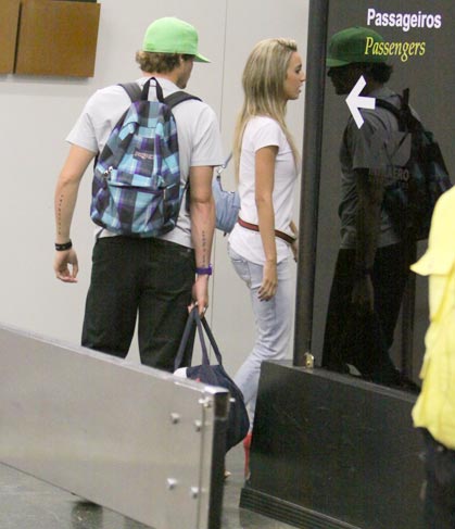 Cantor e a ex foram fotografados juntos em um aeroporto carioca 
