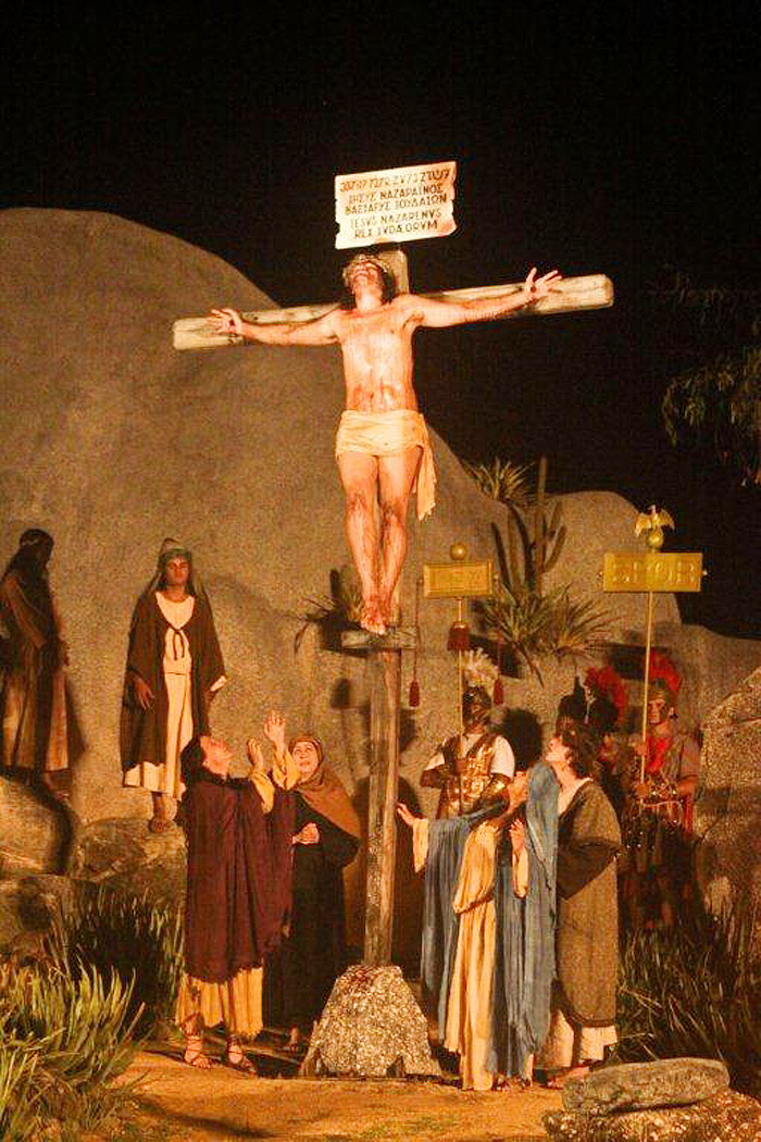 Thiago emociona na cena em que Jesus Cristo é crucificado