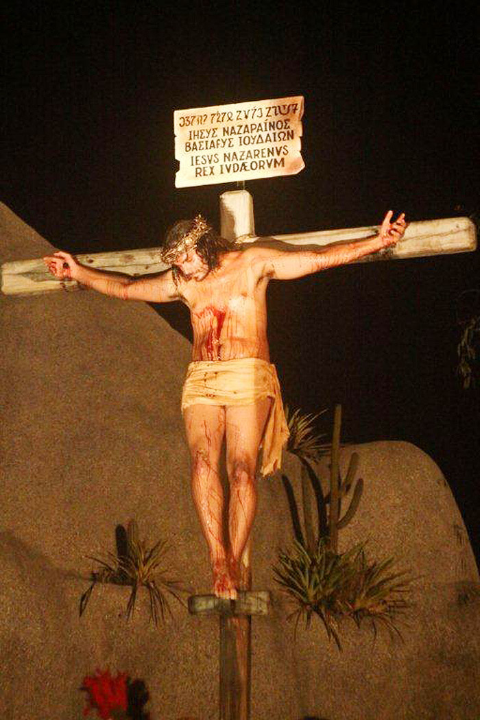 Thiago Lacerda como Jesus Cristo crucificado